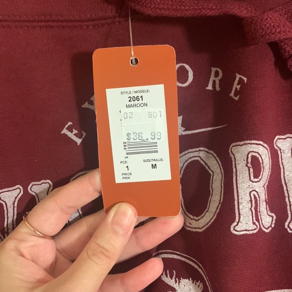 brand-new hoodie from Victoria. - Picture 2 of 3